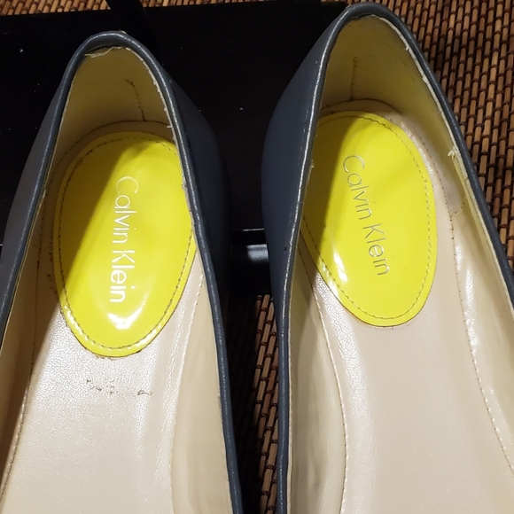 CALVIN KLEIN Neon Yellow/Gray Flats - Picture 2 of 5